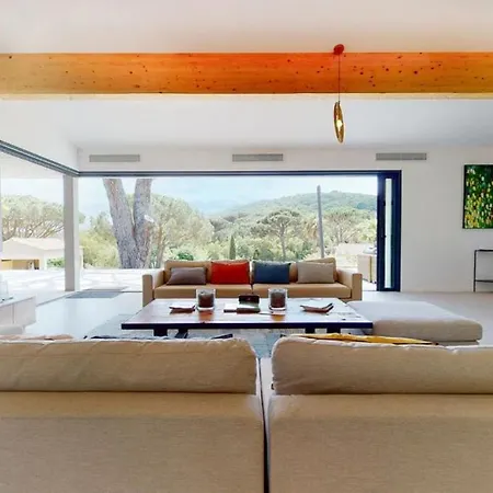 Luxury For 14 People With Swimming Pool